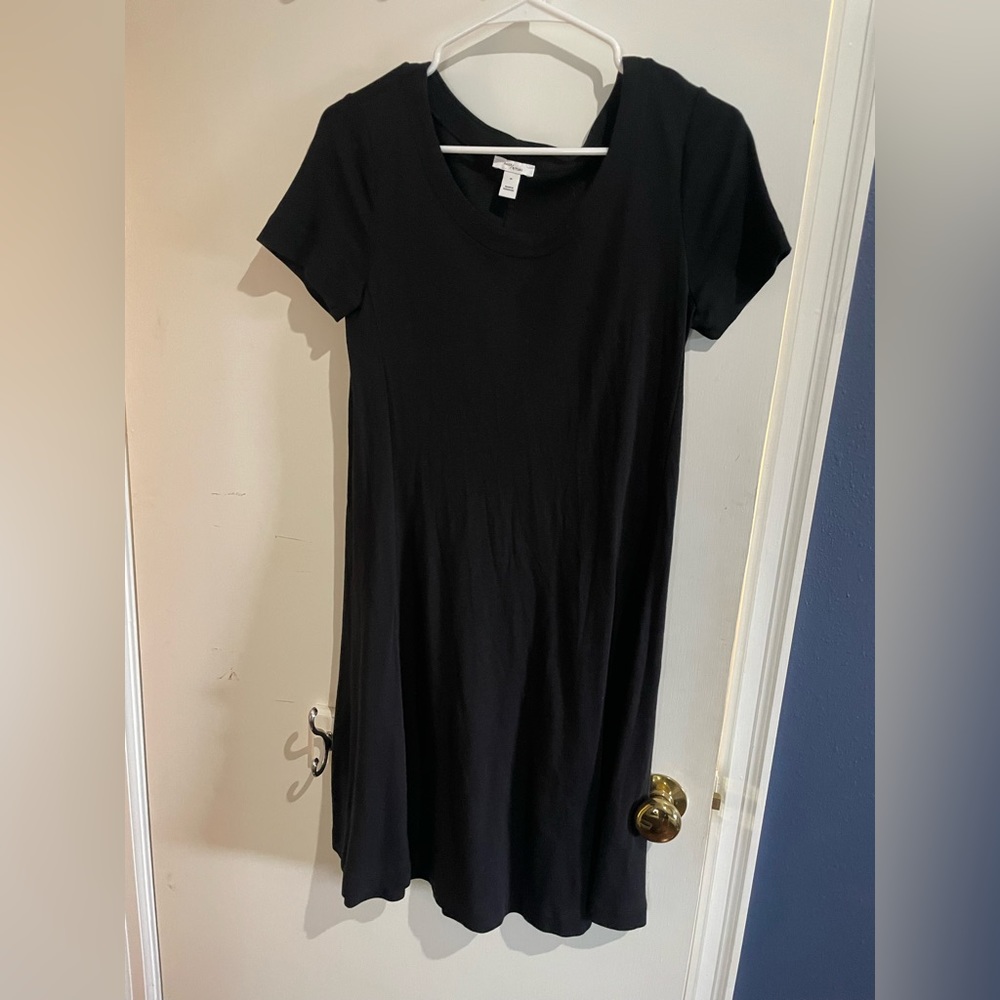 Simple black short sleeved dress for women!
